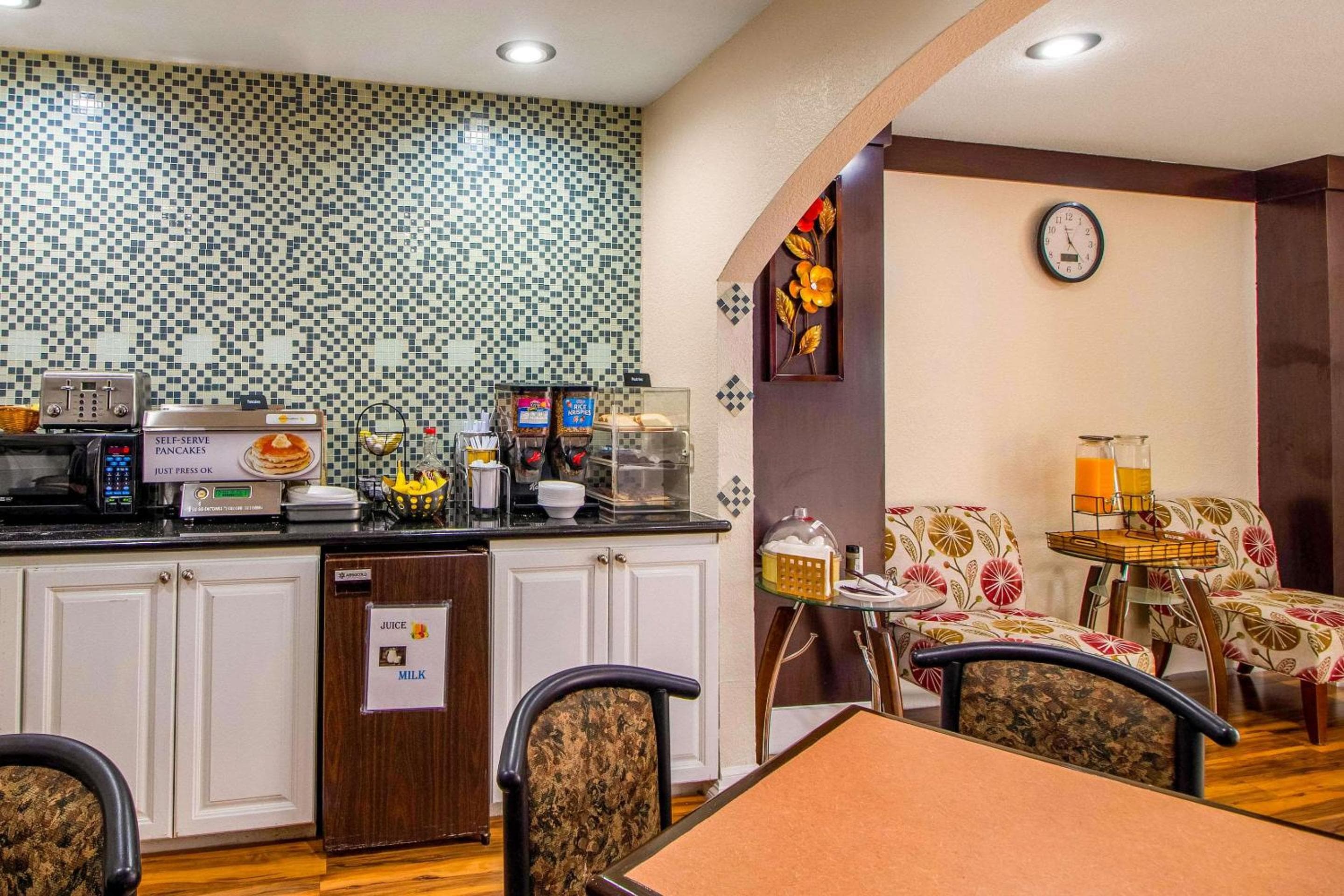 Photograph supplied for Rodeway Inn & Suites Houston near Medical Center