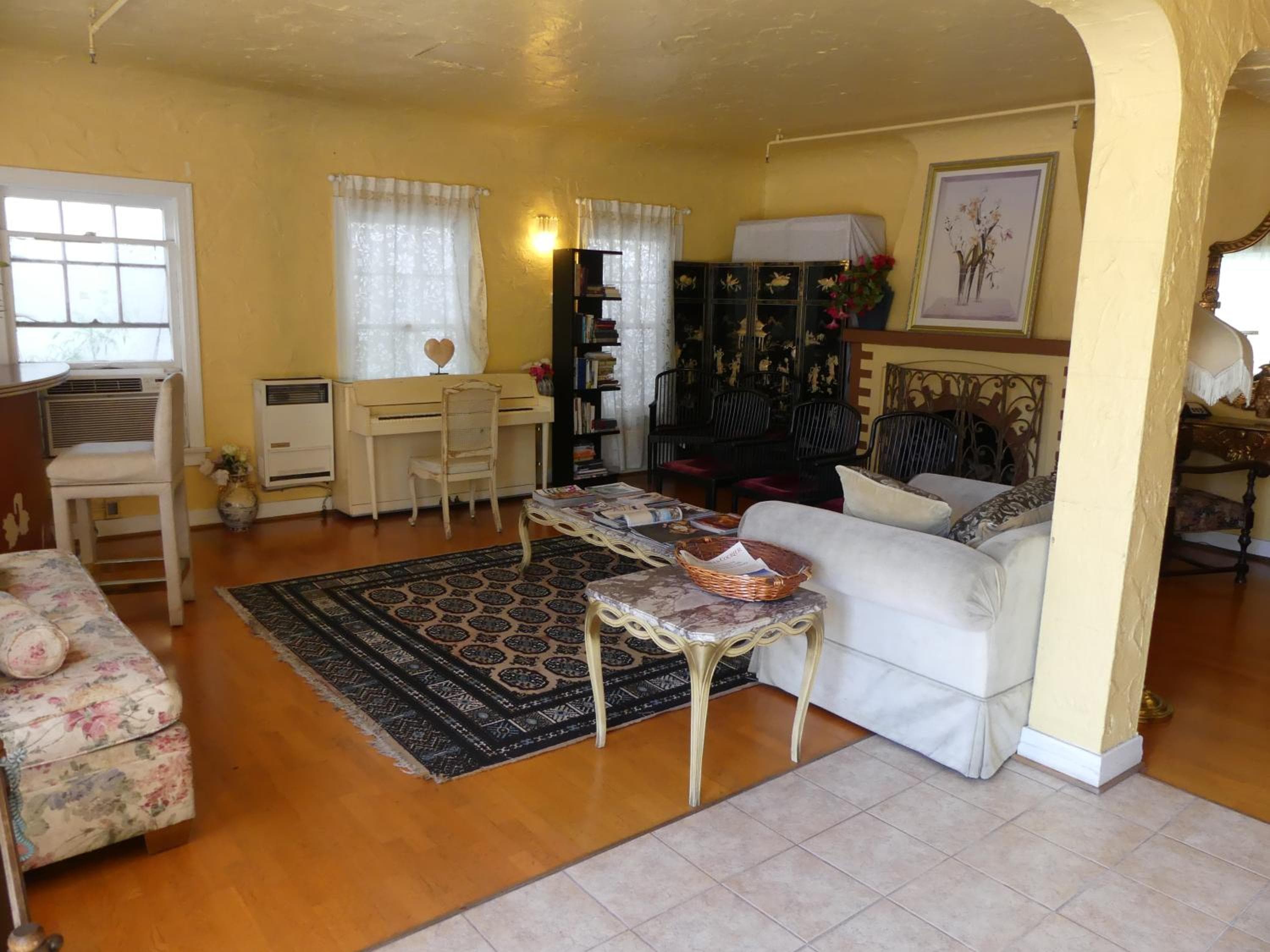 Photograph supplied for Hotel del Flores