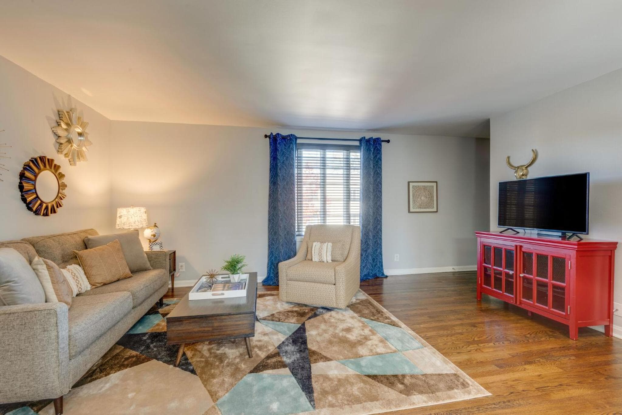 Photograph supplied for 2BR apt by Vandy-Walk to Dinning -208