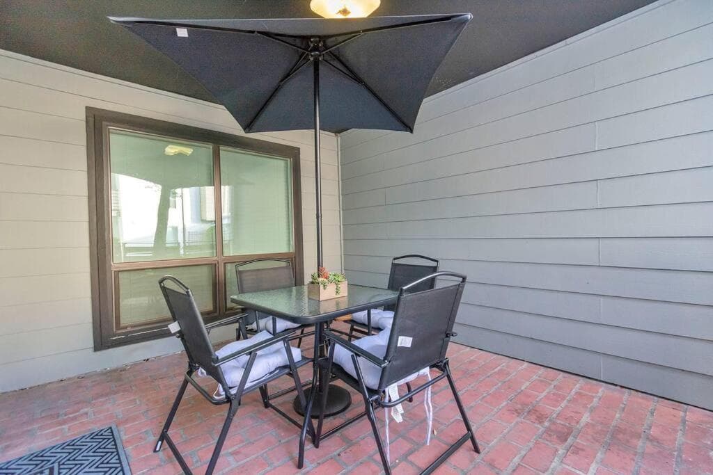 Photograph supplied for Lovely 2 Bedroom + Den Apartment at Medical Center - Sleeps 8
