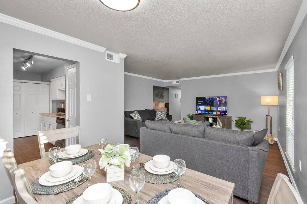 Photograph supplied for Lovely 2 Bedroom + Den Apartment at Medical Center - Sleeps 8
