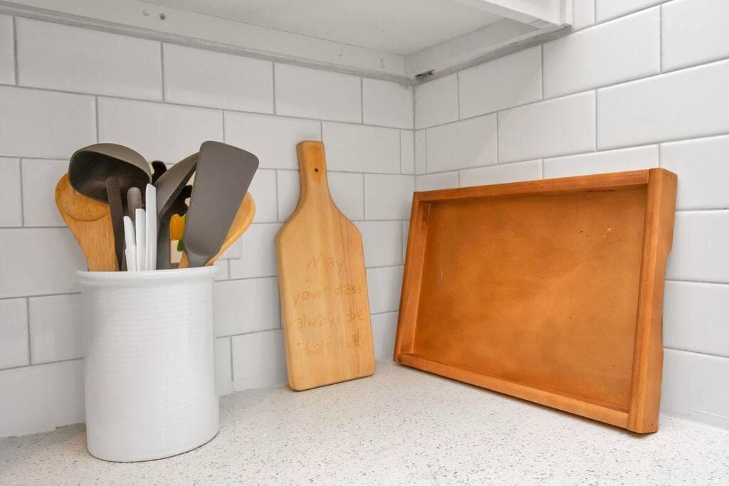 Photograph supplied for Lovely 2 Bedroom + Den Apartment at Medical Center - Sleeps 8