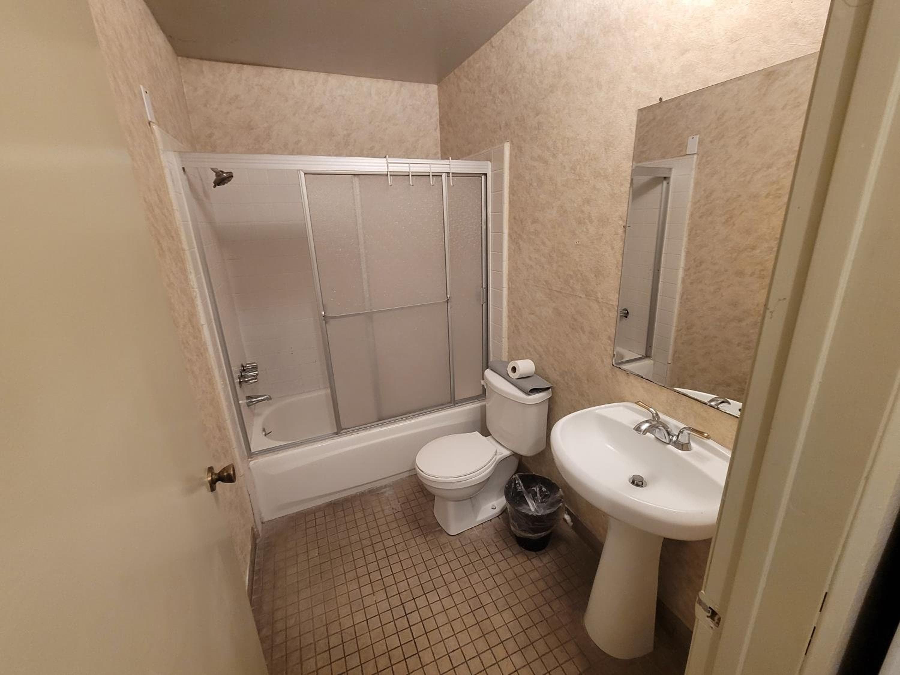 Photograph supplied for (A14) LA Spacious Hotel Style Unit