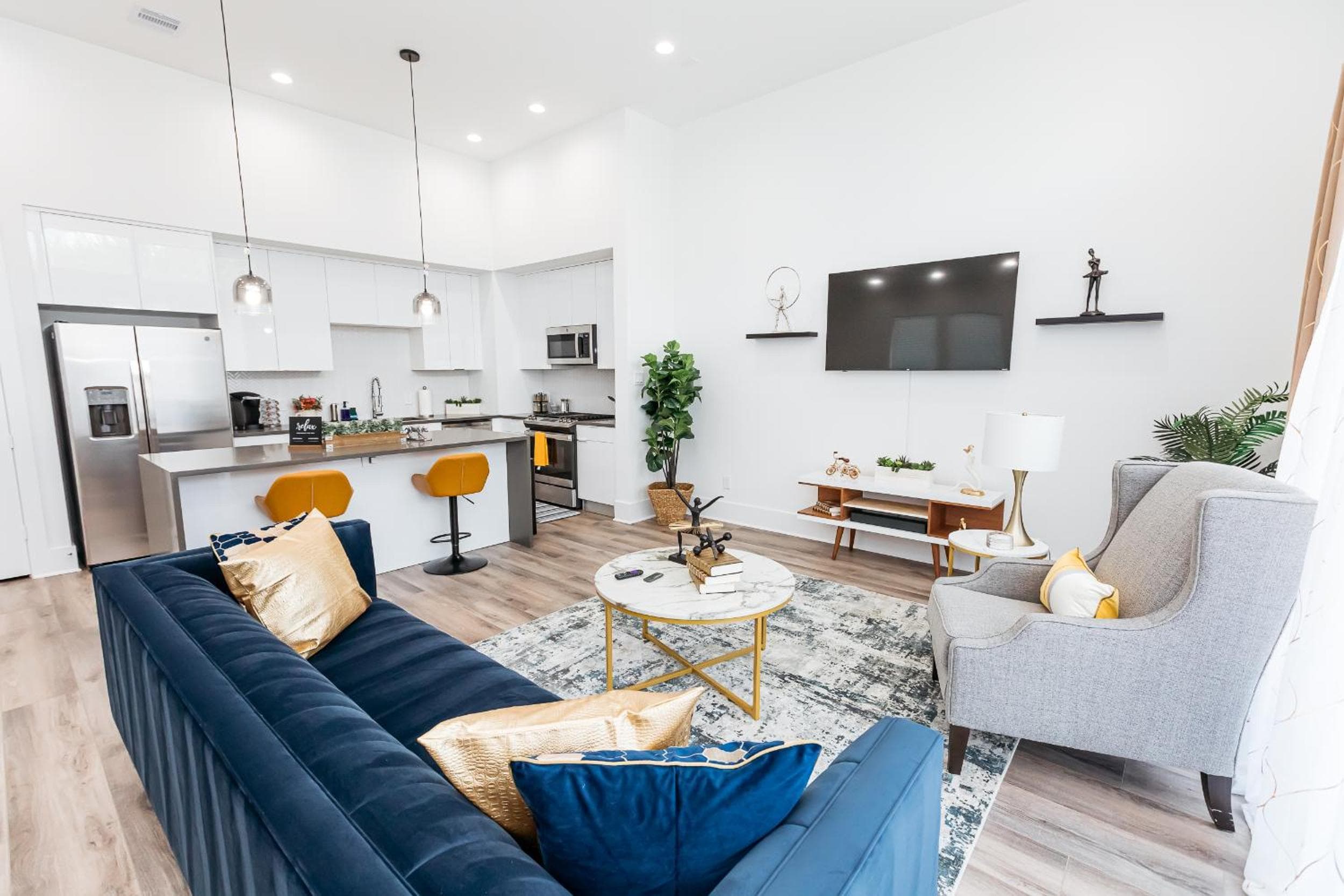 Photograph supplied for Beautifully Decorated, Modern Downtown Houston Home