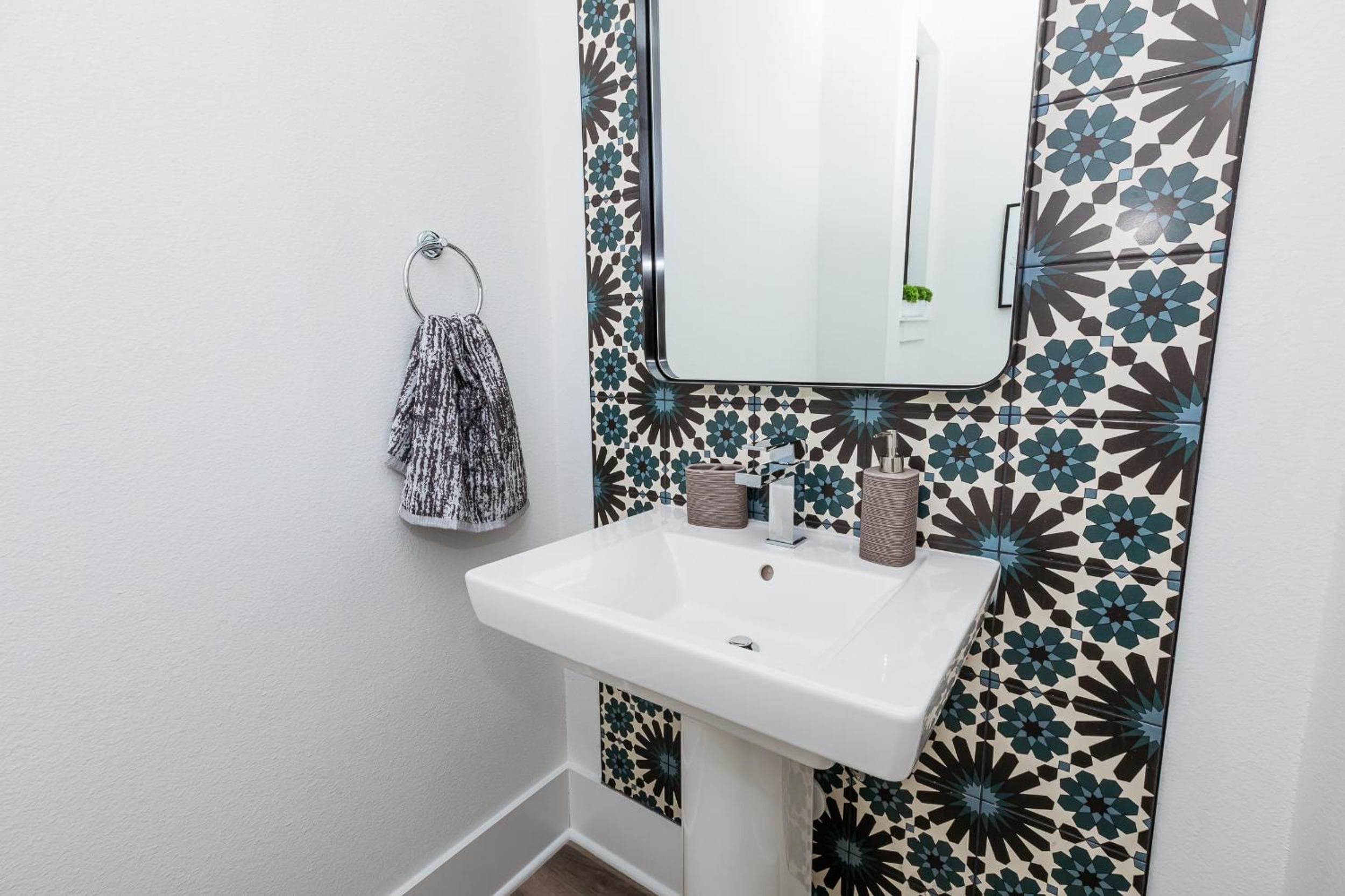 Photograph supplied for Beautifully Decorated, Modern Downtown Houston Home