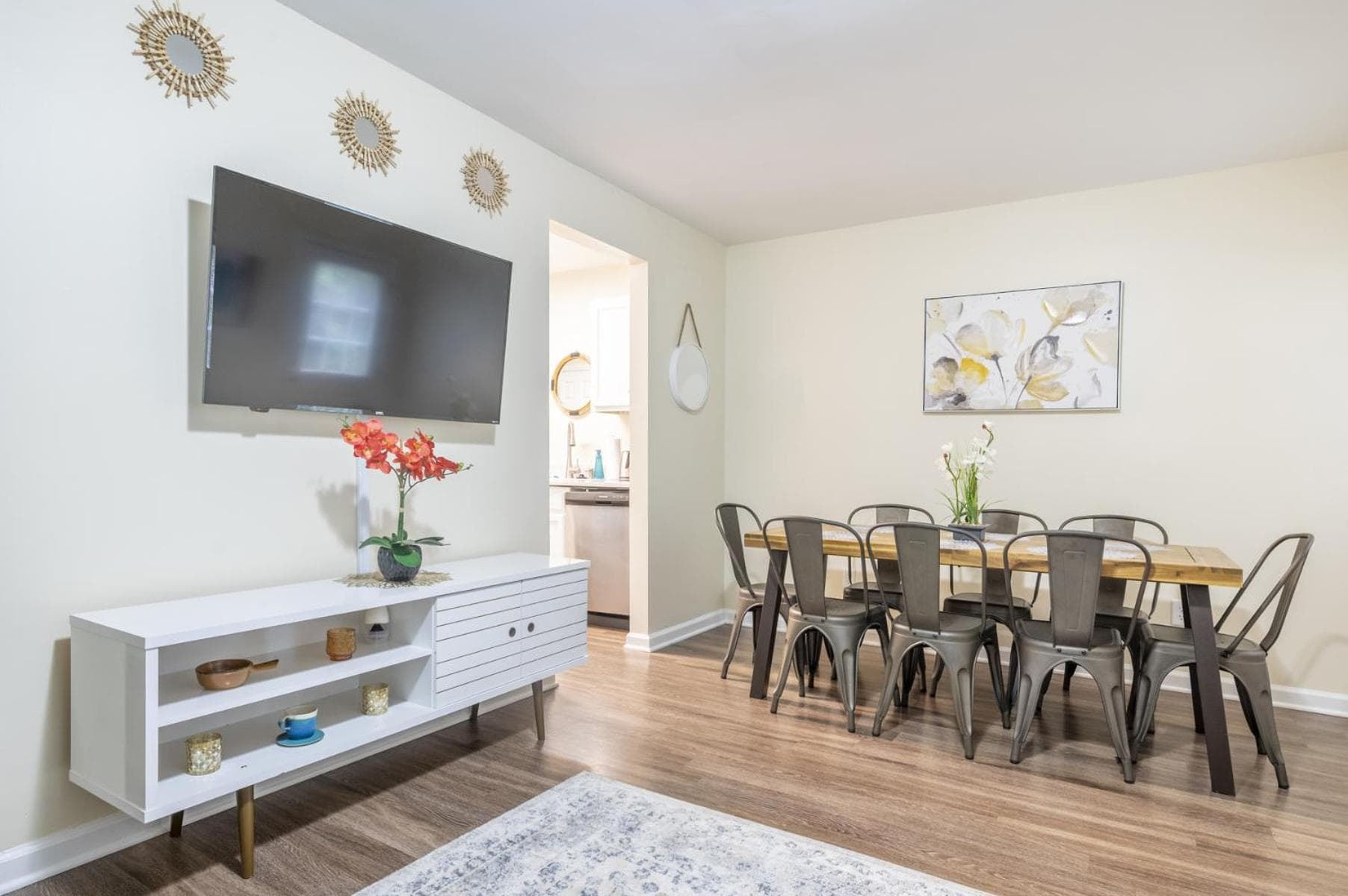 Photograph supplied for Serine Space - Townhome - King Bed - Duke - Long Term Stays