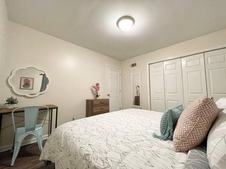 Photograph supplied for *Pristine Pad * King Bed *Duke * Long Term Stays*