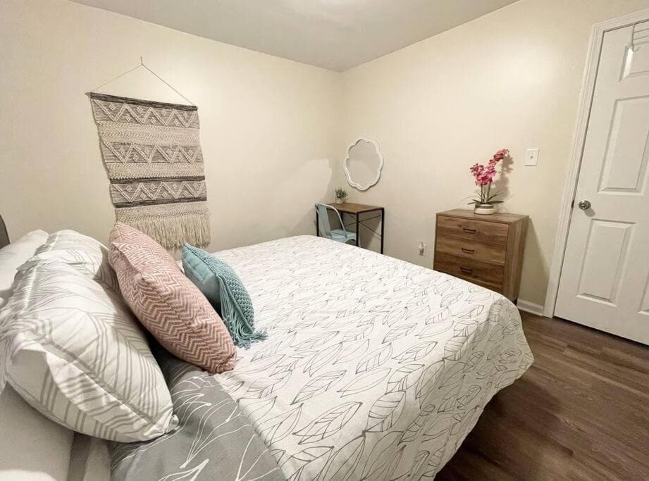 Photograph supplied for *Pristine Pad * King Bed *Duke * Long Term Stays*