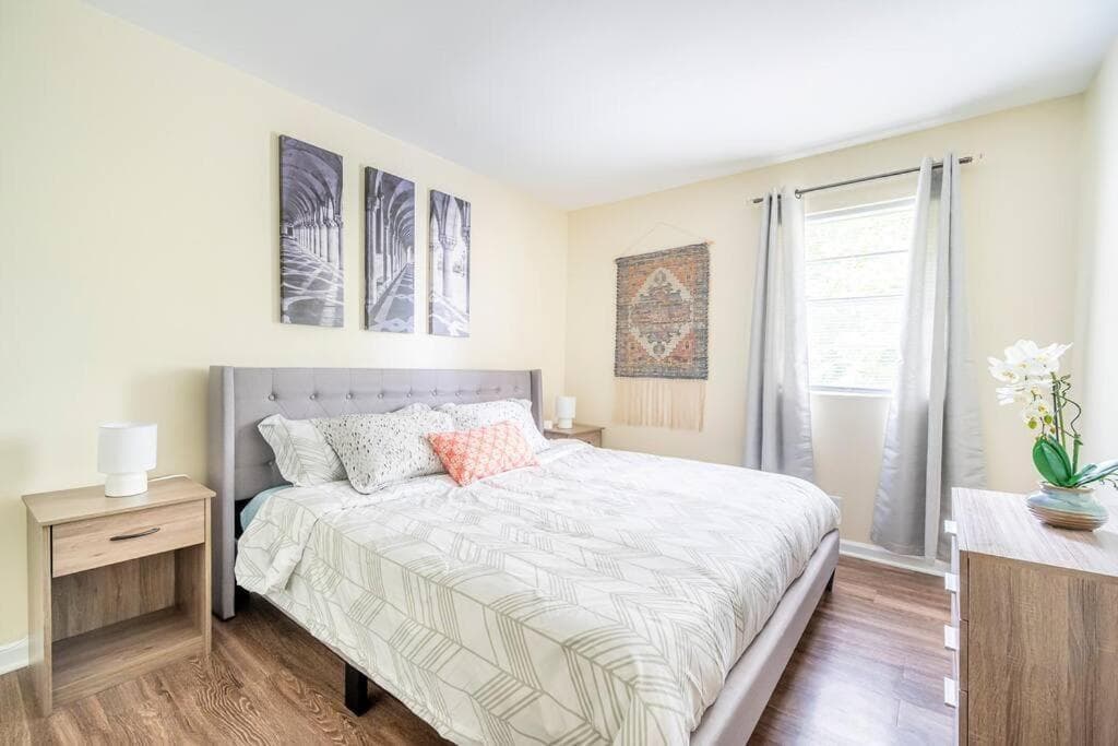 Photograph supplied for *Cool Crib * King Bed * Long Term Stays * Duke*