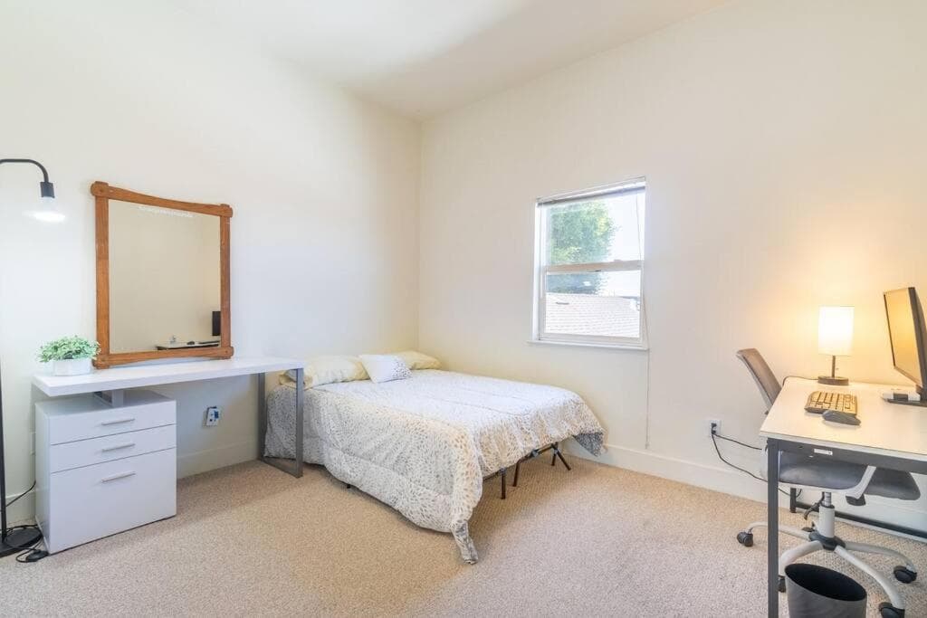 Photograph supplied for Huge Modern 4 Bedroom Flat w/ City Views and Deck