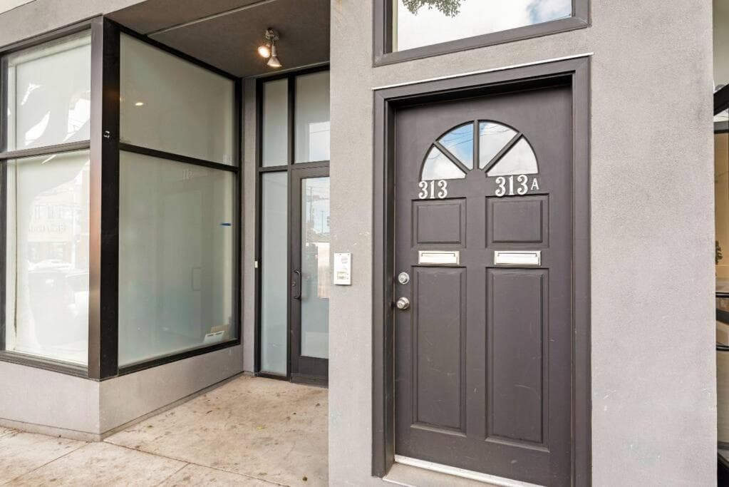Photograph supplied for Huge Modern 4 Bedroom Flat w/ City Views and Deck