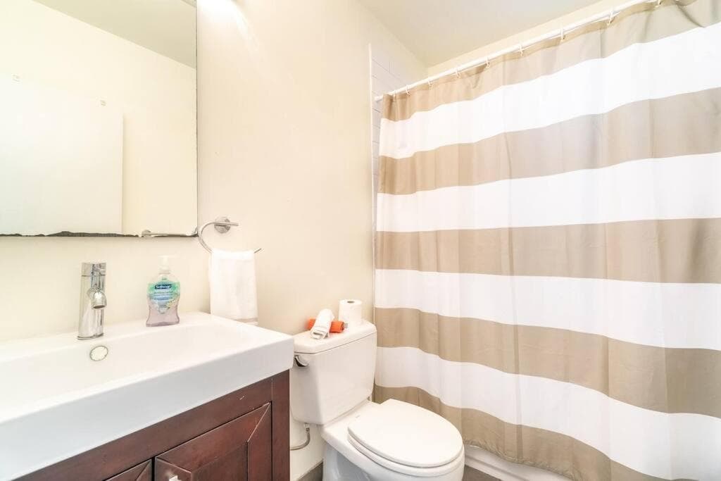 Photograph supplied for Huge Modern 4 Bedroom Flat w/ City Views and Deck