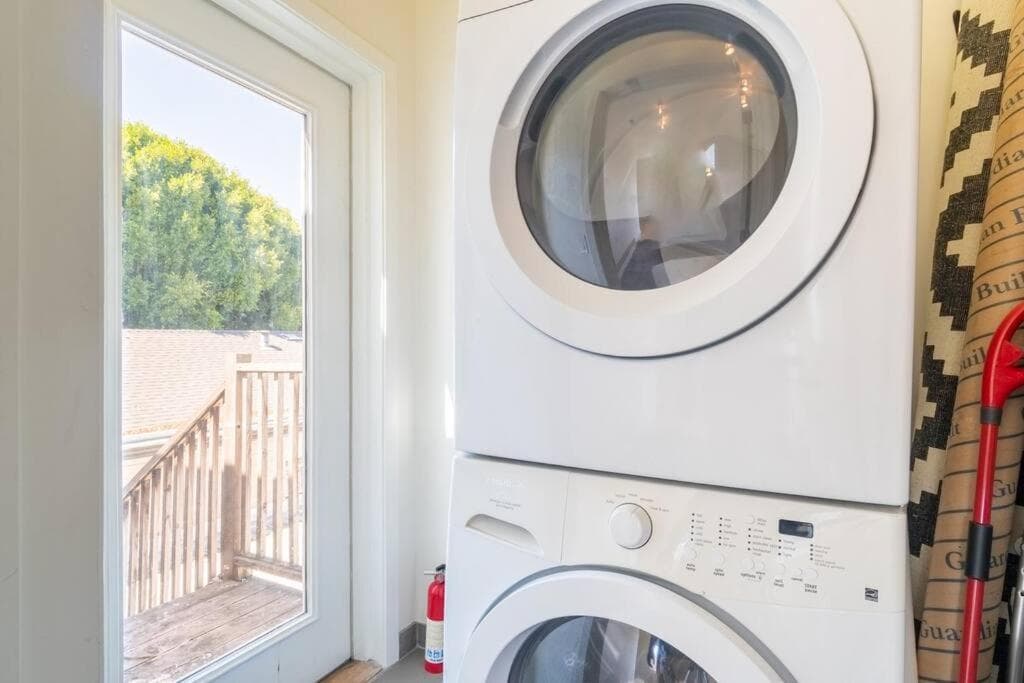 Photograph supplied for Huge Modern 4 Bedroom Flat w/ City Views and Deck