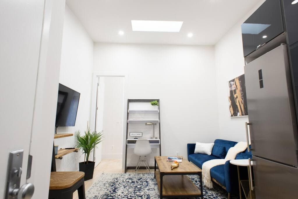 Photograph supplied for 78-4D Quality 1br W&D SKYLIGHT By Central Park