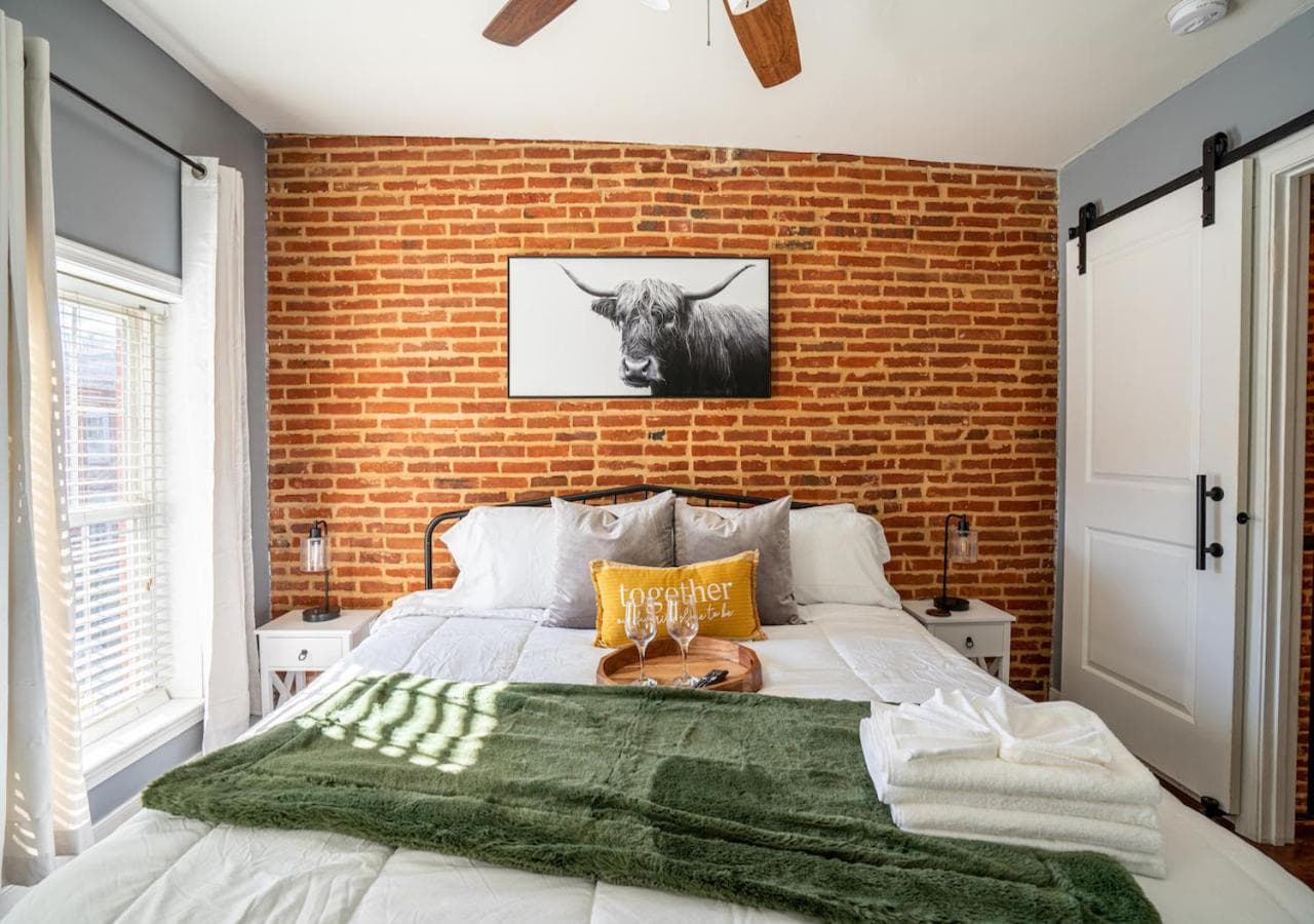 Photograph supplied for Cozy Townhouse Downtown w/ Game Room & Rooftop