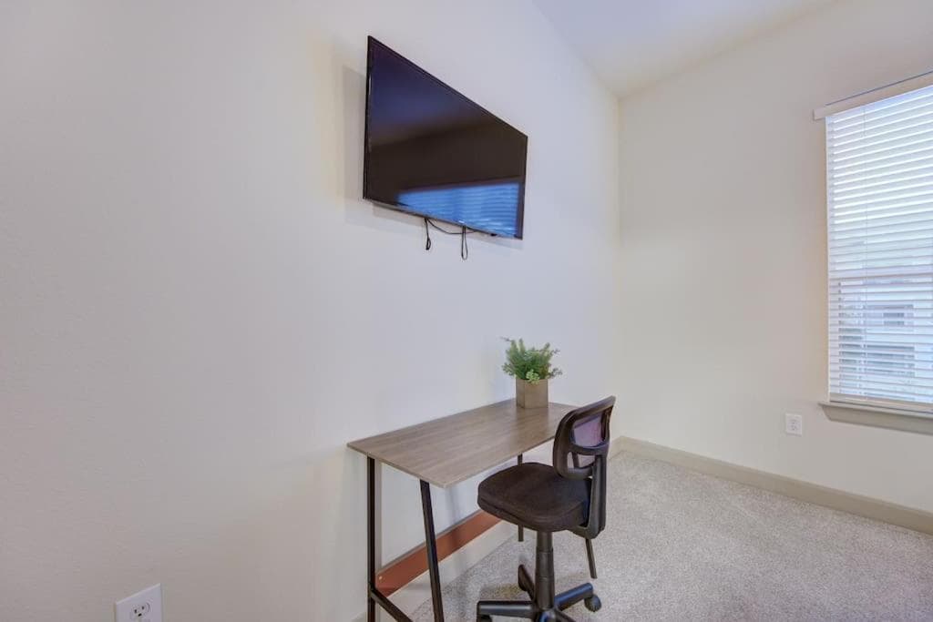 Photograph supplied for Beautiful 1Br/NRG/Pool/Wi-Fi/PetsOK/Garage parking