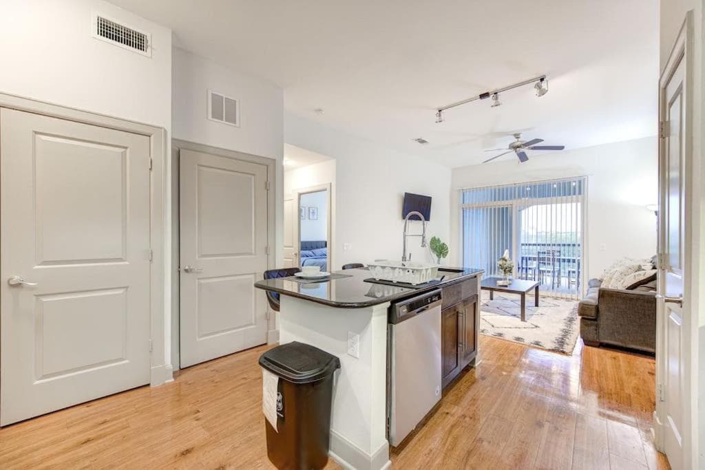 Photograph supplied for Resort-style Pool, Gym/Garage, 1Br, Medical Center