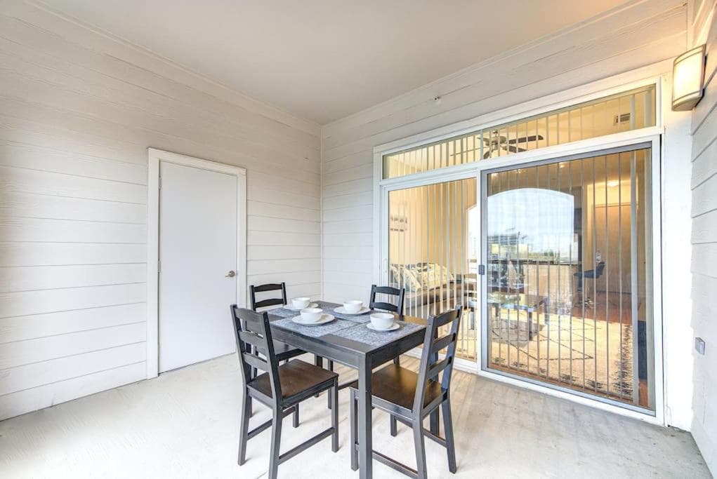 Photograph supplied for Resort-style Pool, Gym/Garage, 1Br, Medical Center