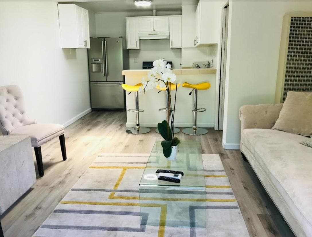 Photograph supplied for COZY 2 BEDROOM GUESTHOUSE IN BEVERLY HILLS