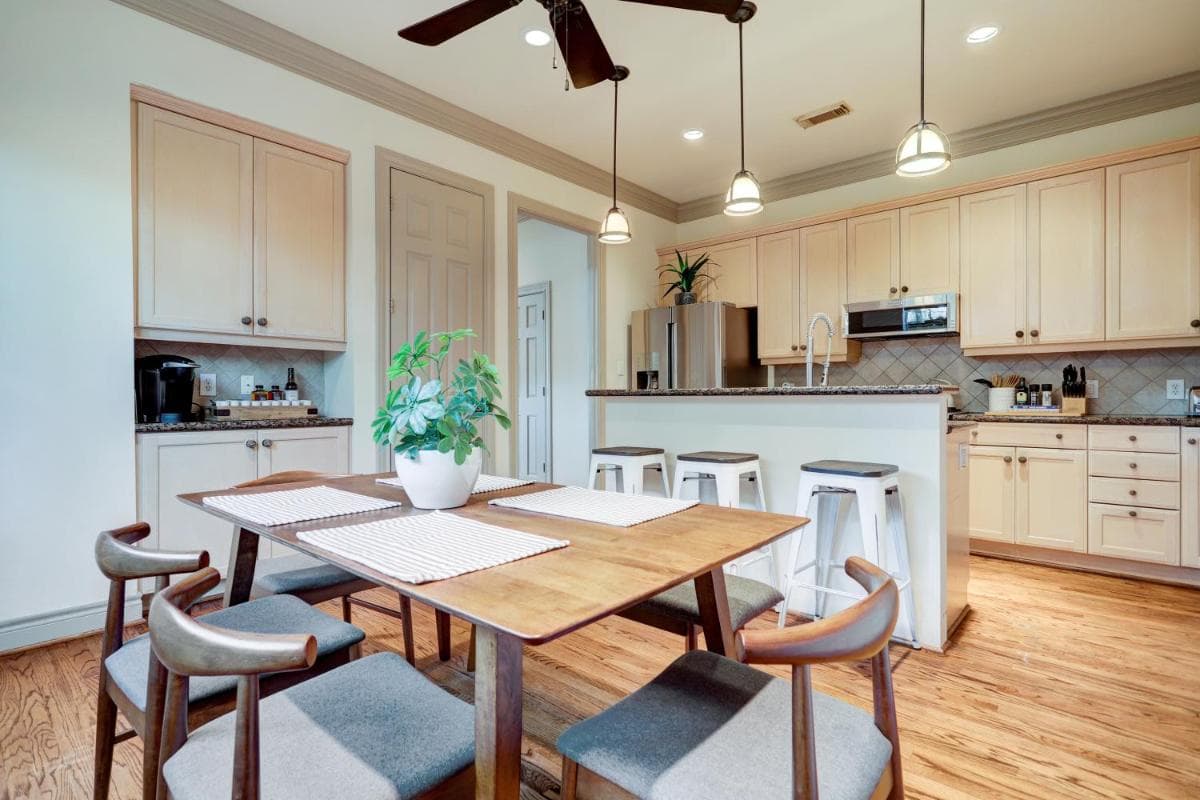 Photograph supplied for Spacious & Intimate Townhome near TMC/NRG Stadium/Rice Village