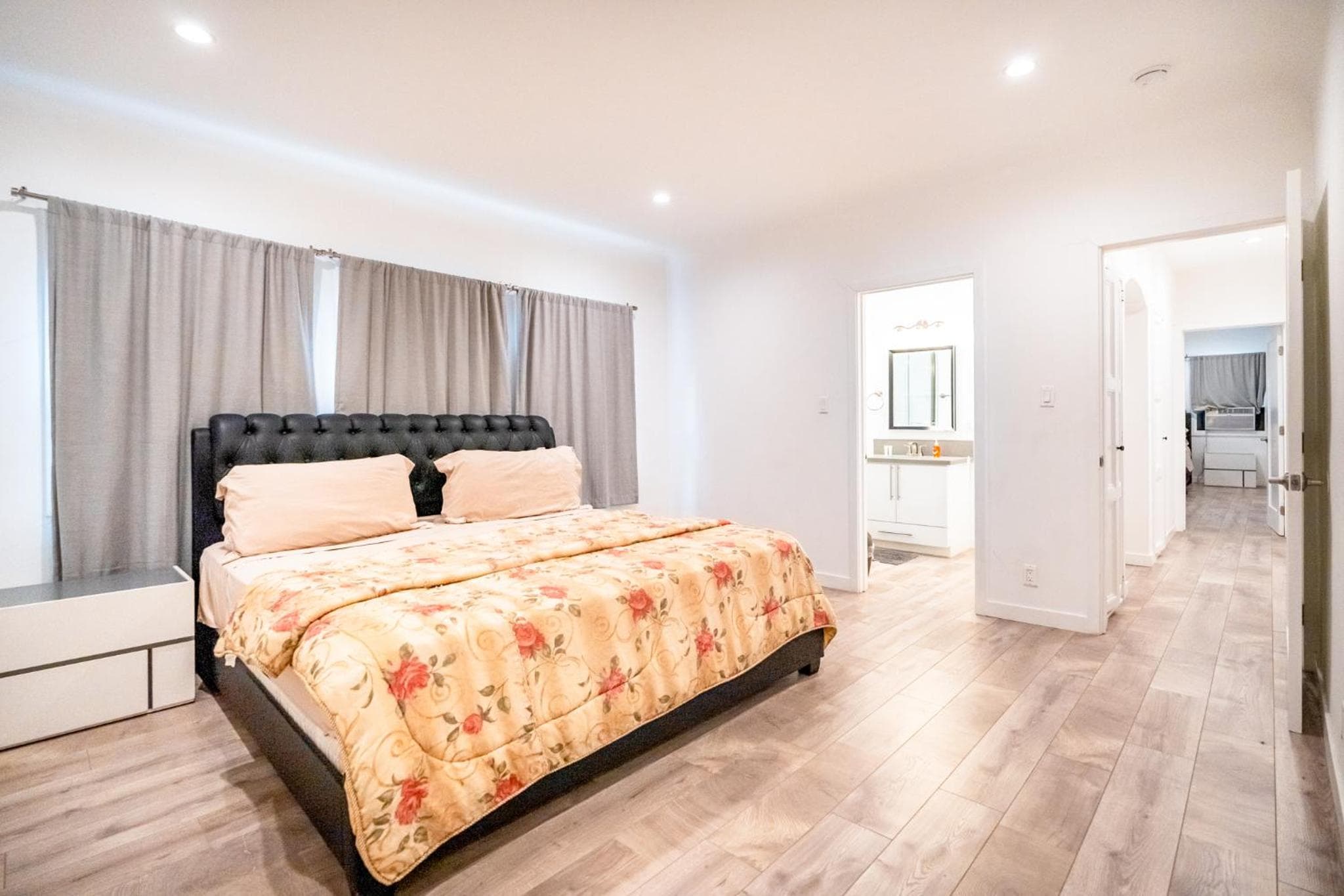 Photograph supplied for Large Spacious 3 Bedroom 3 Bathroom by Beverly Hills