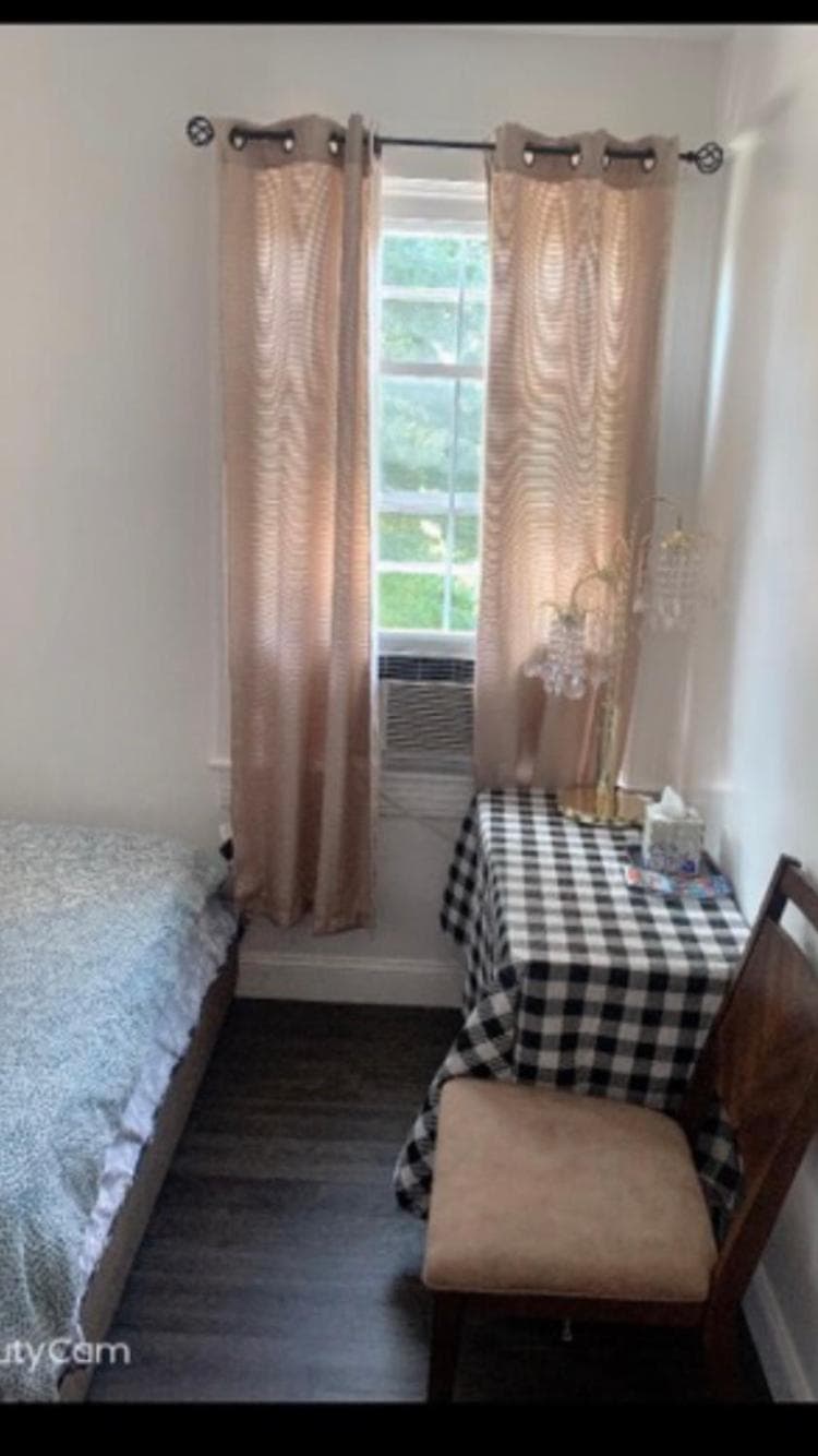 Photograph supplied for Beautiful bedroom next JHU