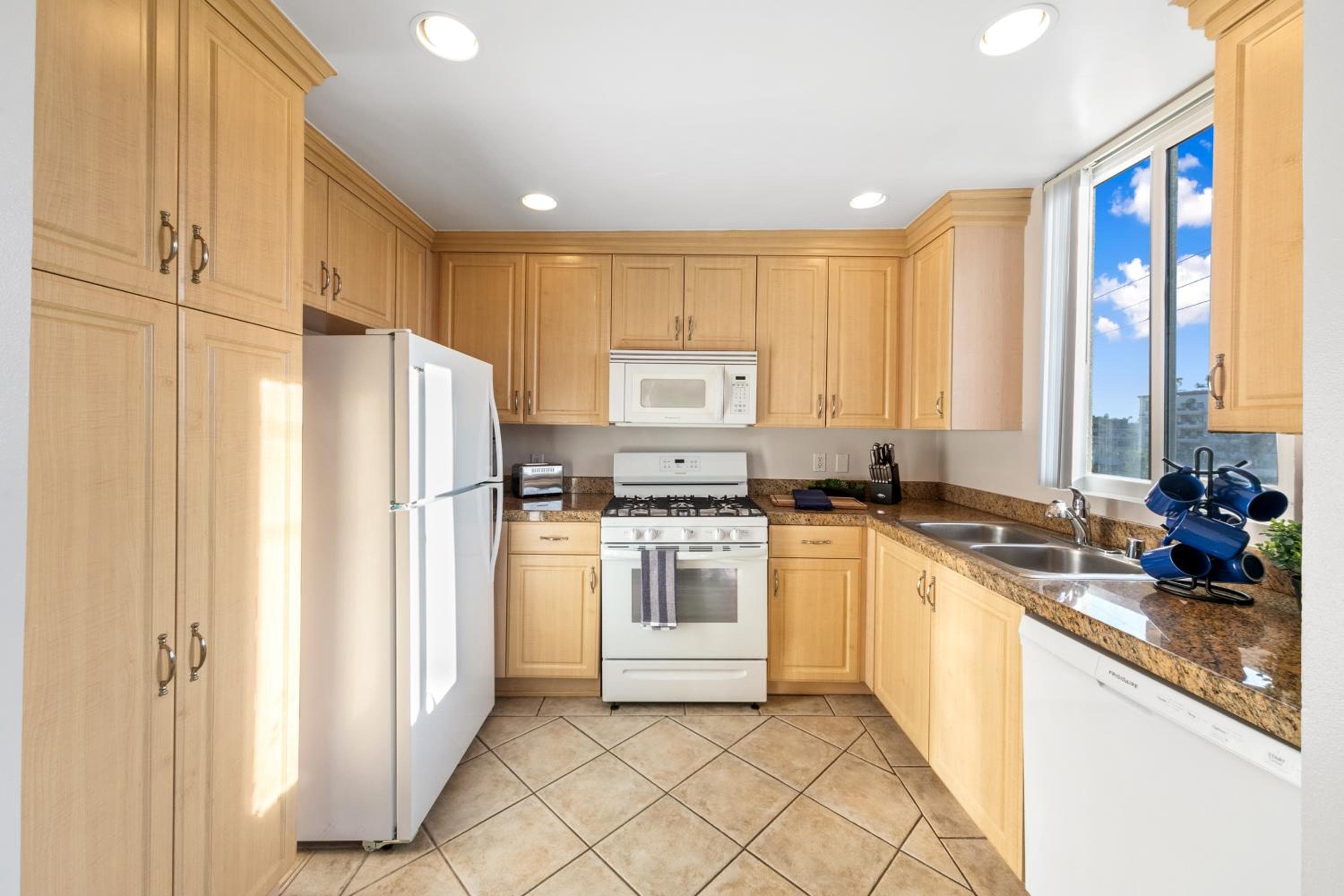 Photograph supplied for Beverly Hills Penthouse 2 BR Apt with Parking 407