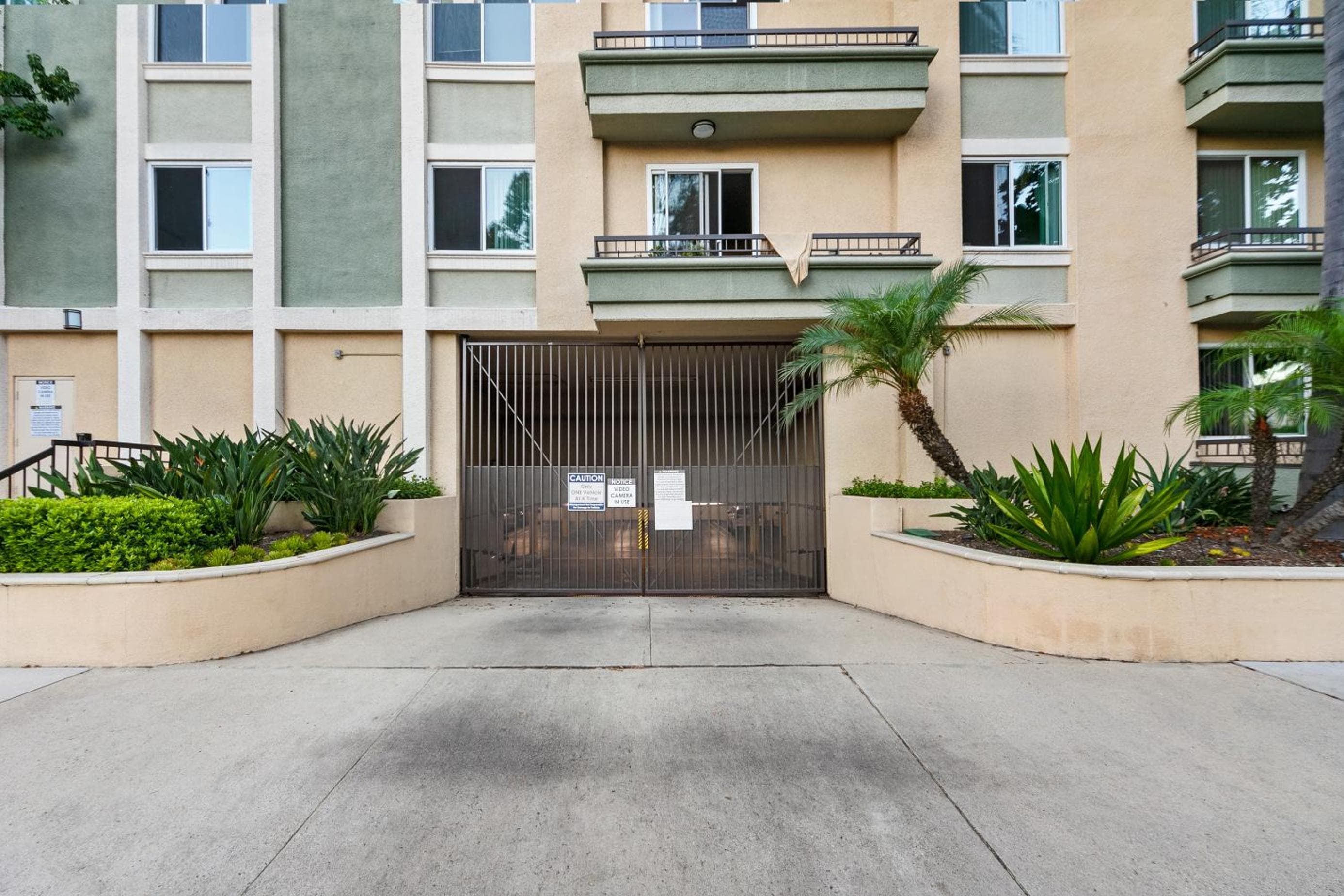 Photograph supplied for Beverly Hills 2 bed 2 bath Penthouse with Den and Parking 414