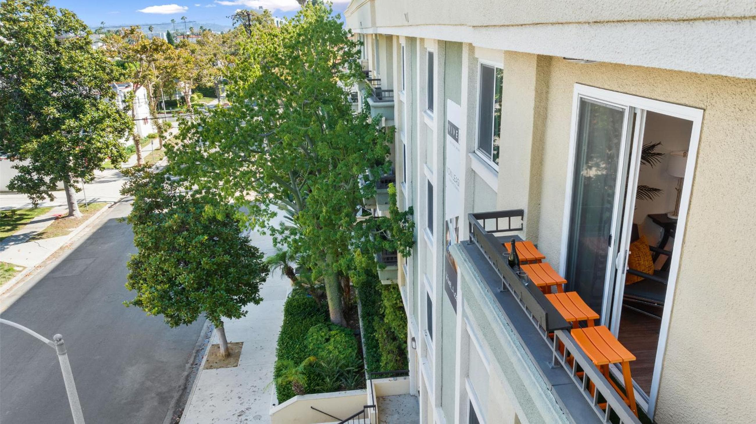 Photograph supplied for Beverly Hills 2 bed 2 bath Penthouse with Den and Parking 414