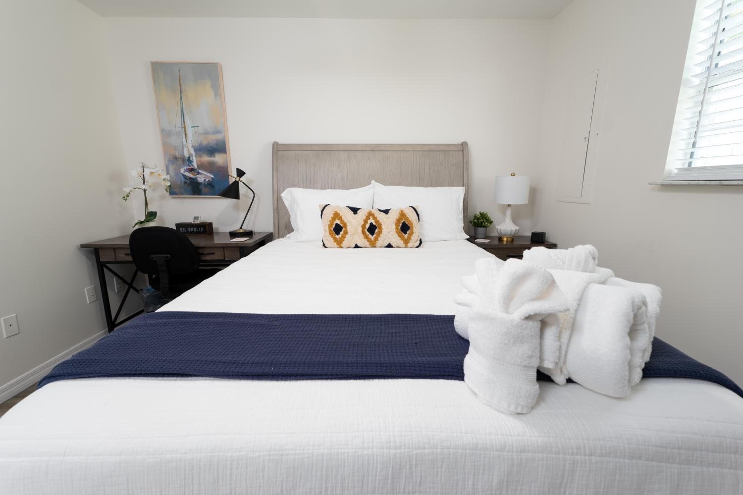Photograph supplied for Cozy and Comfortable One Bedroom Efficiency! 5 Blocks to the Beach!