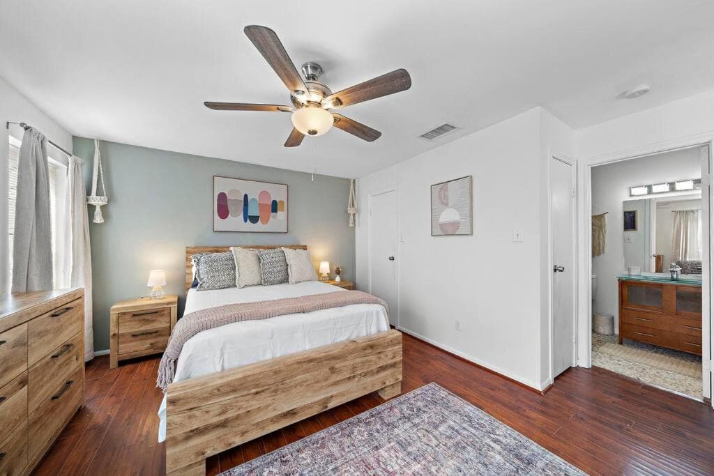 Photograph supplied for Modern & Comfortable Townhome