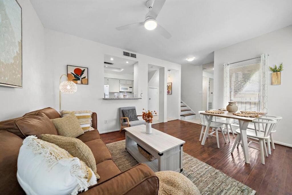 Photograph supplied for Modern & Comfortable Townhome
