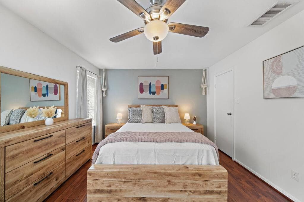 Photograph supplied for Modern & Comfortable Townhome
