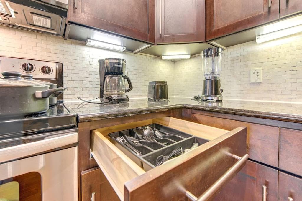 Photograph supplied for Chic 1Br Near NRG Pool Wi-Fi Free Parking