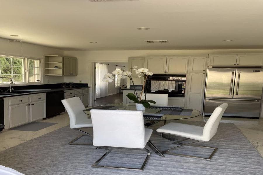 Photograph supplied for Lovely 3 bedroom-Beverly Hills front unit