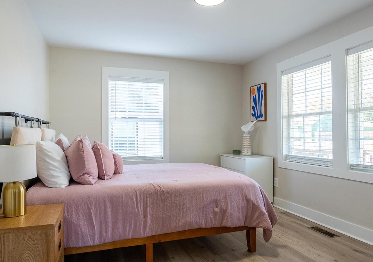 Photograph supplied for 2 BR w/ King Bed Near Duke Campus & Hospital