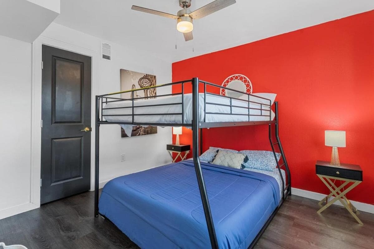 Photograph supplied for Arbor Villas I 8 Apts Sleeps 57 Great Location
