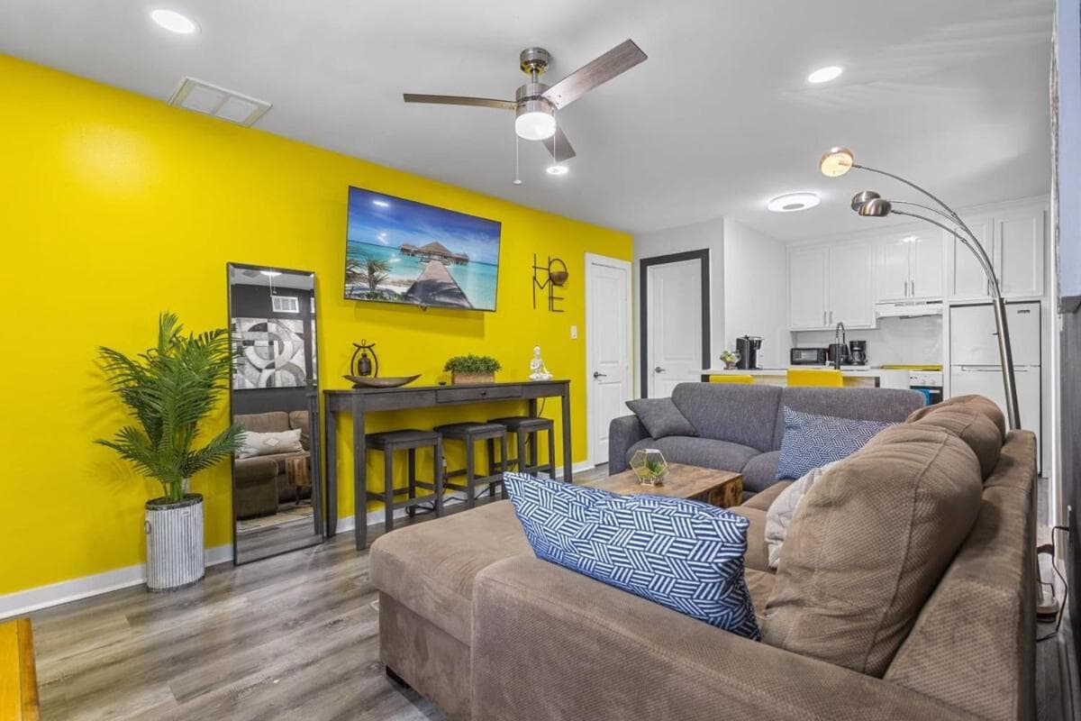 Photograph supplied for Arbor Villas I 8 Apts Sleeps 57 Great Location