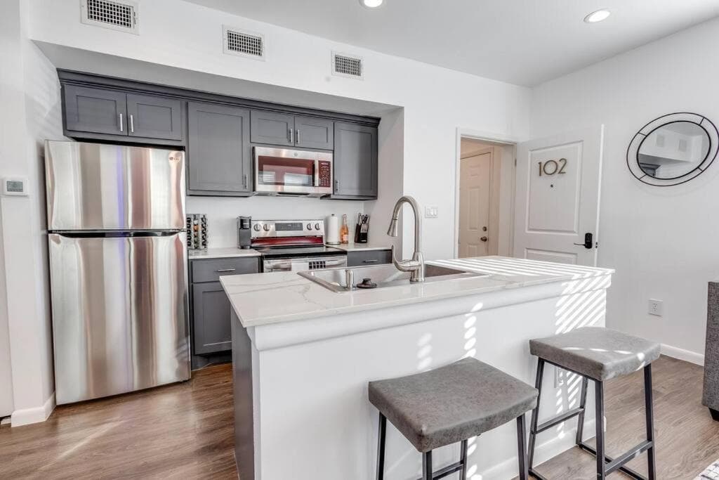 Photograph supplied for The Valór - 1BD Near Med Center & Museum District
