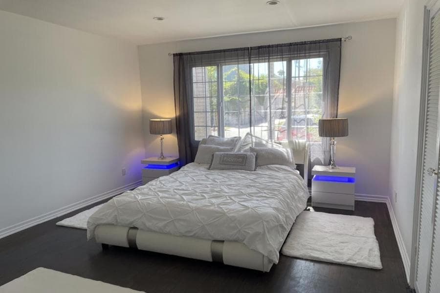 Photograph supplied for Lovely 3 bedroom-Beverly Hills front unit