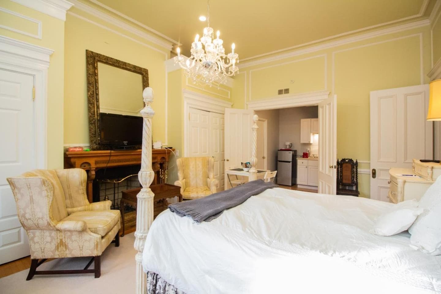 Photograph supplied for Back Bay Efficiency Unit, Pvt Bath, Kitchenette