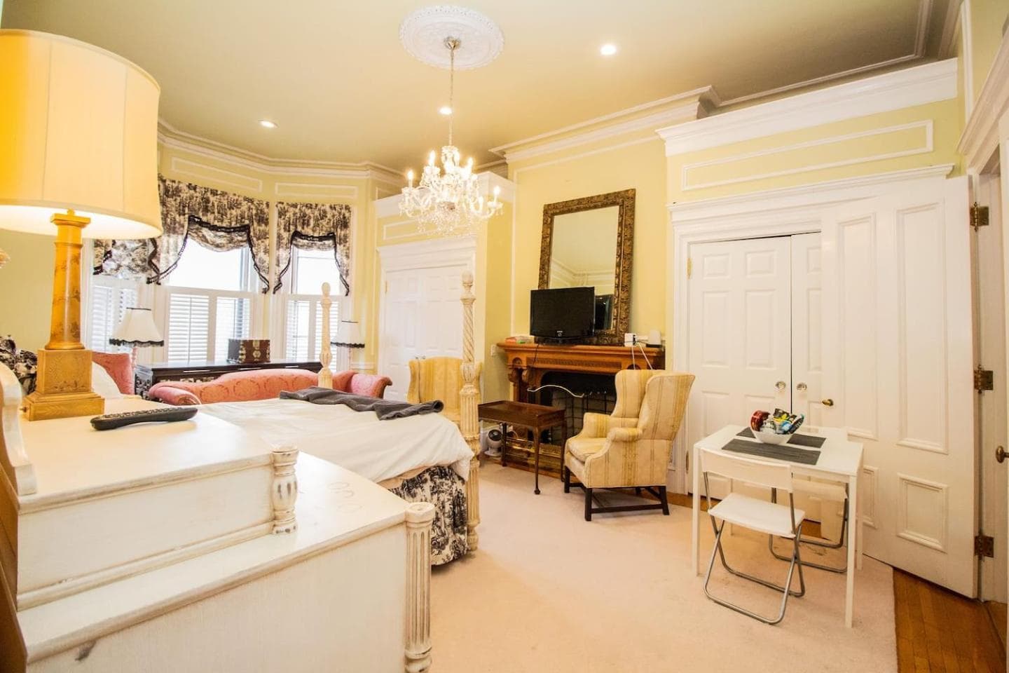 Photograph supplied for Back Bay Efficiency Unit, Pvt Bath, Kitchenette