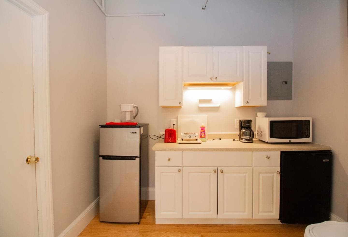 Photograph supplied for Back Bay Efficiency Unit, Pvt Bath, Kitchenette