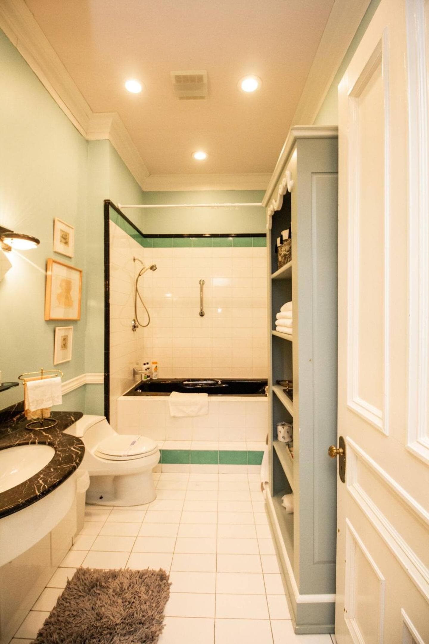 Photograph supplied for Back Bay Efficiency Unit, Pvt Bath, Kitchenette