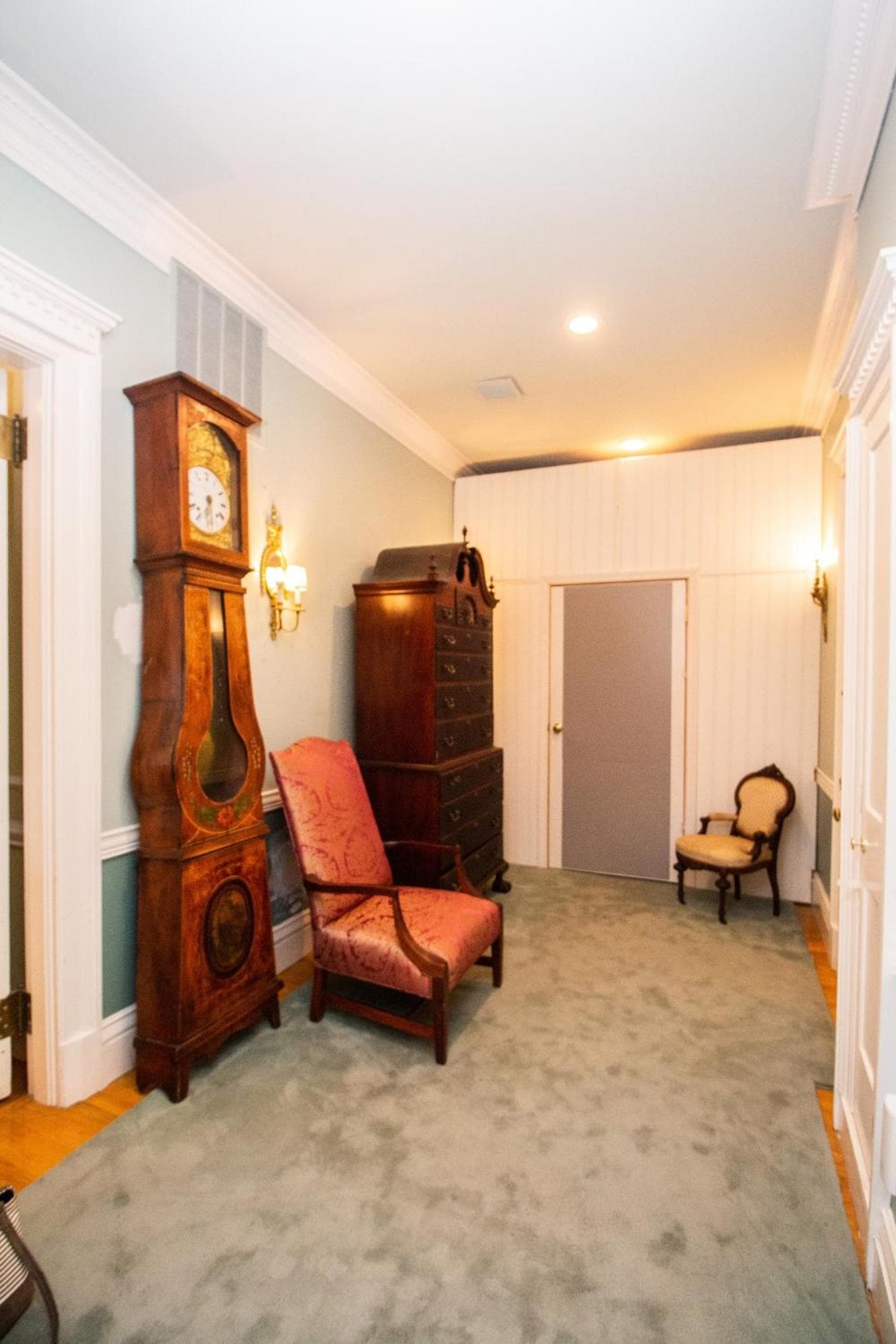 Photograph supplied for Back Bay Efficiency Unit, Pvt Bath, Kitchenette