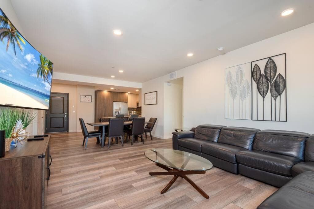 Photograph supplied for Luxurious Penthouse In Beverly Hills - Sleeps 10