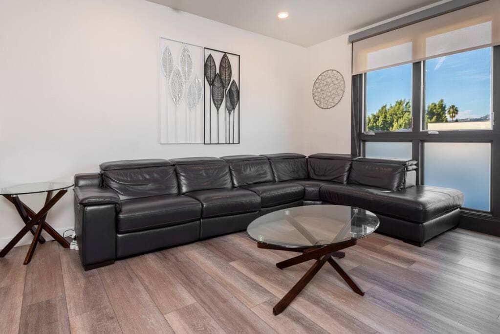 Photograph supplied for Luxurious Penthouse In Beverly Hills - Sleeps 10