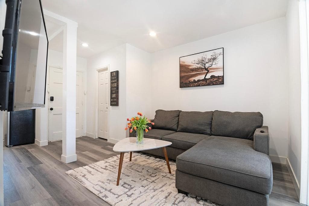 Photograph supplied for Beautiful 3 Bedroom Apartment Beverly Hills Adj