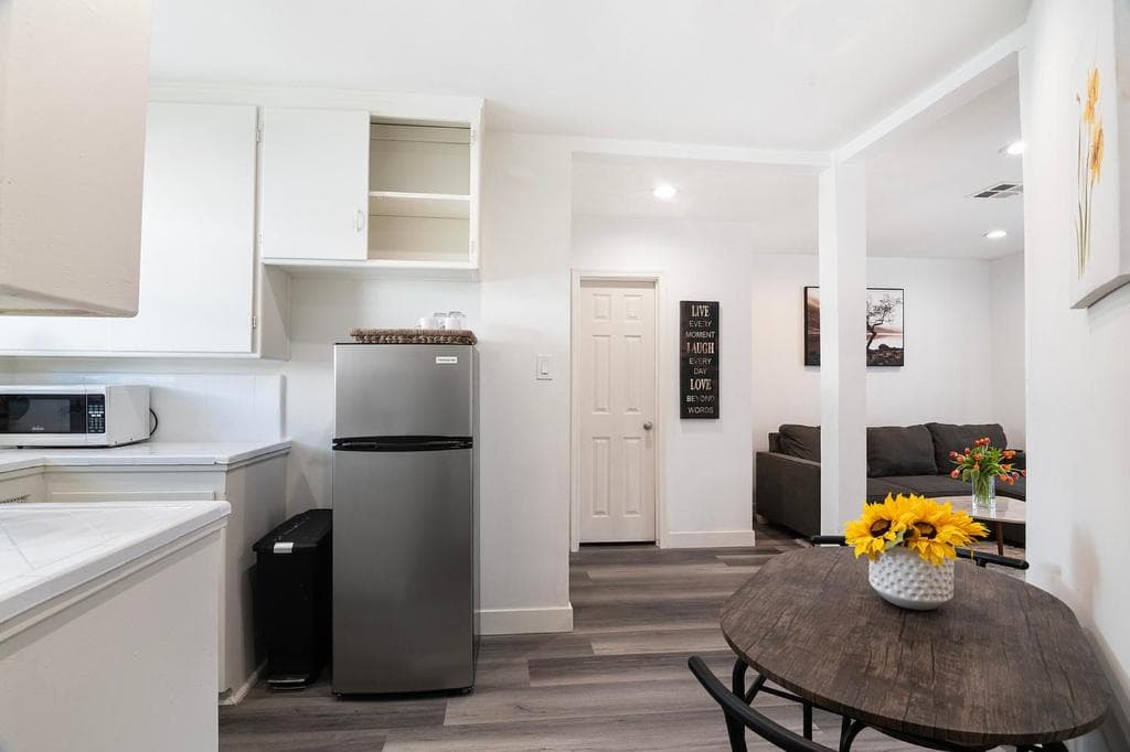 Photograph supplied for Beautiful 3 Bedroom Apartment Beverly Hills Adj