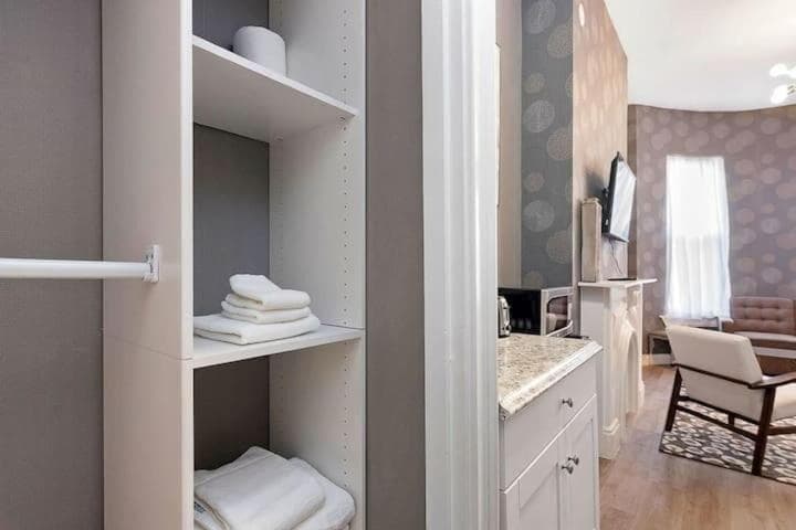 Photograph supplied for 1-31 Excellent Location, Walk Everywhere Sleeps 3